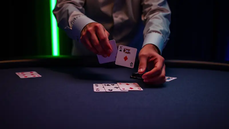 Distribution des cartes : l’ordre du jeu au blackjack