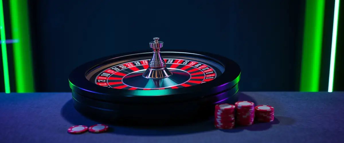 Roulette en mouvement et jetons sur le tapis